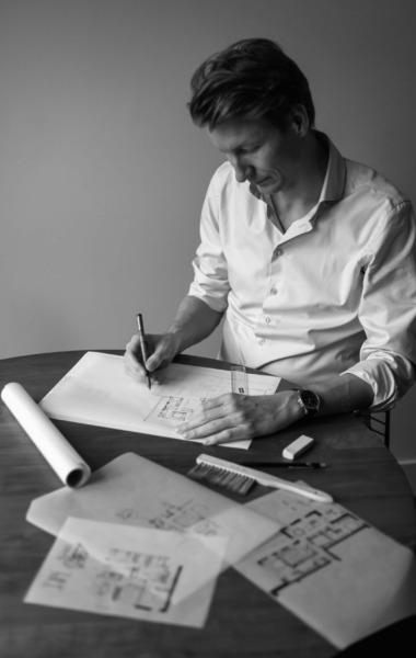 Architect Bob Romijnders sketching