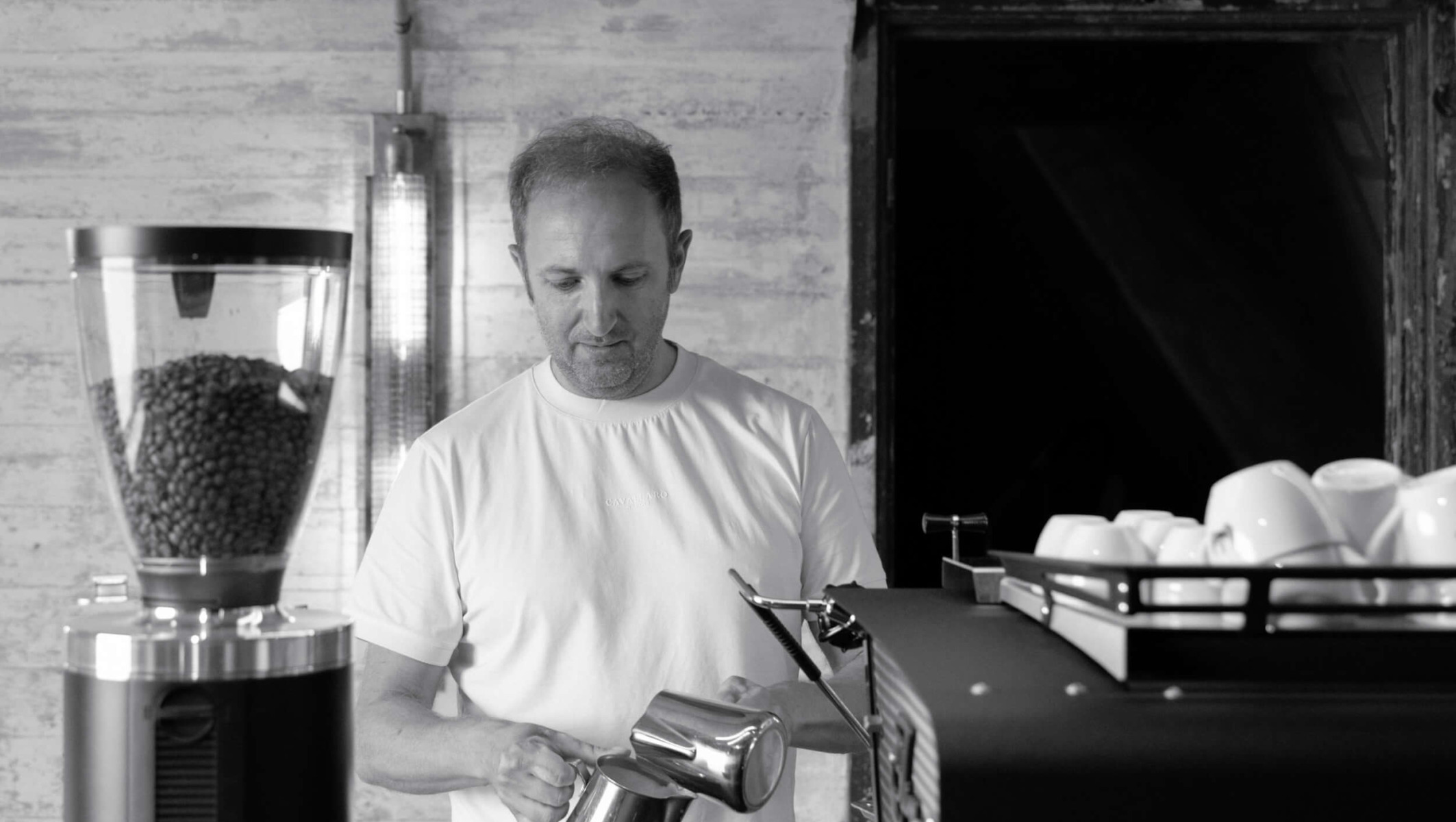 barista maakt koffie in kantoor