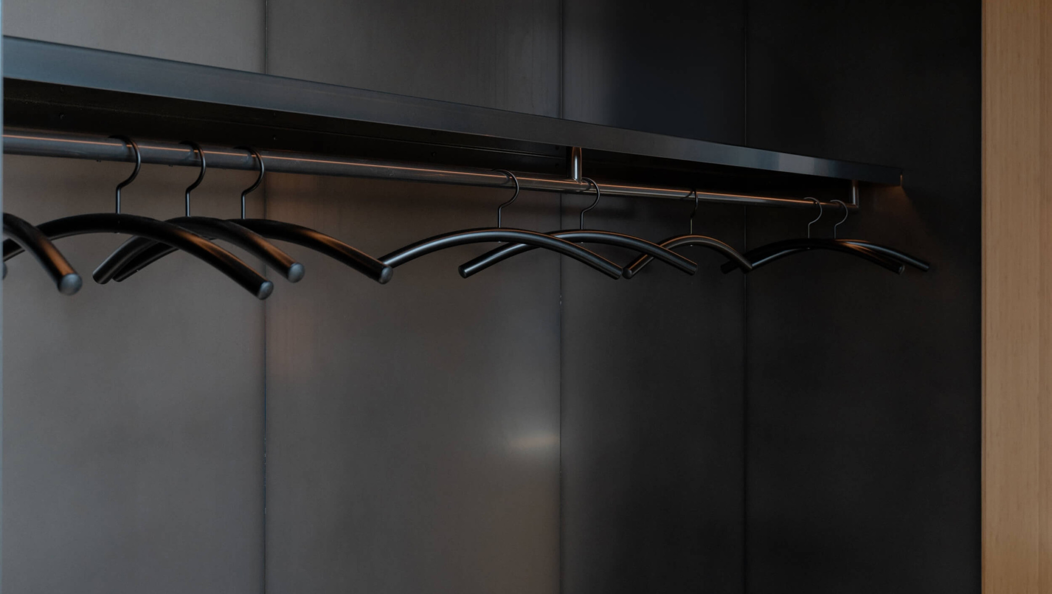 Maatwerk garderobekast blauwstaal