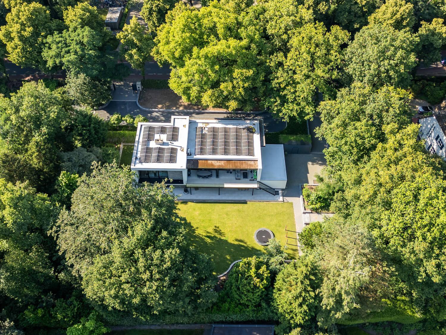 Bovenaanzicht villa met zonnepanelen
